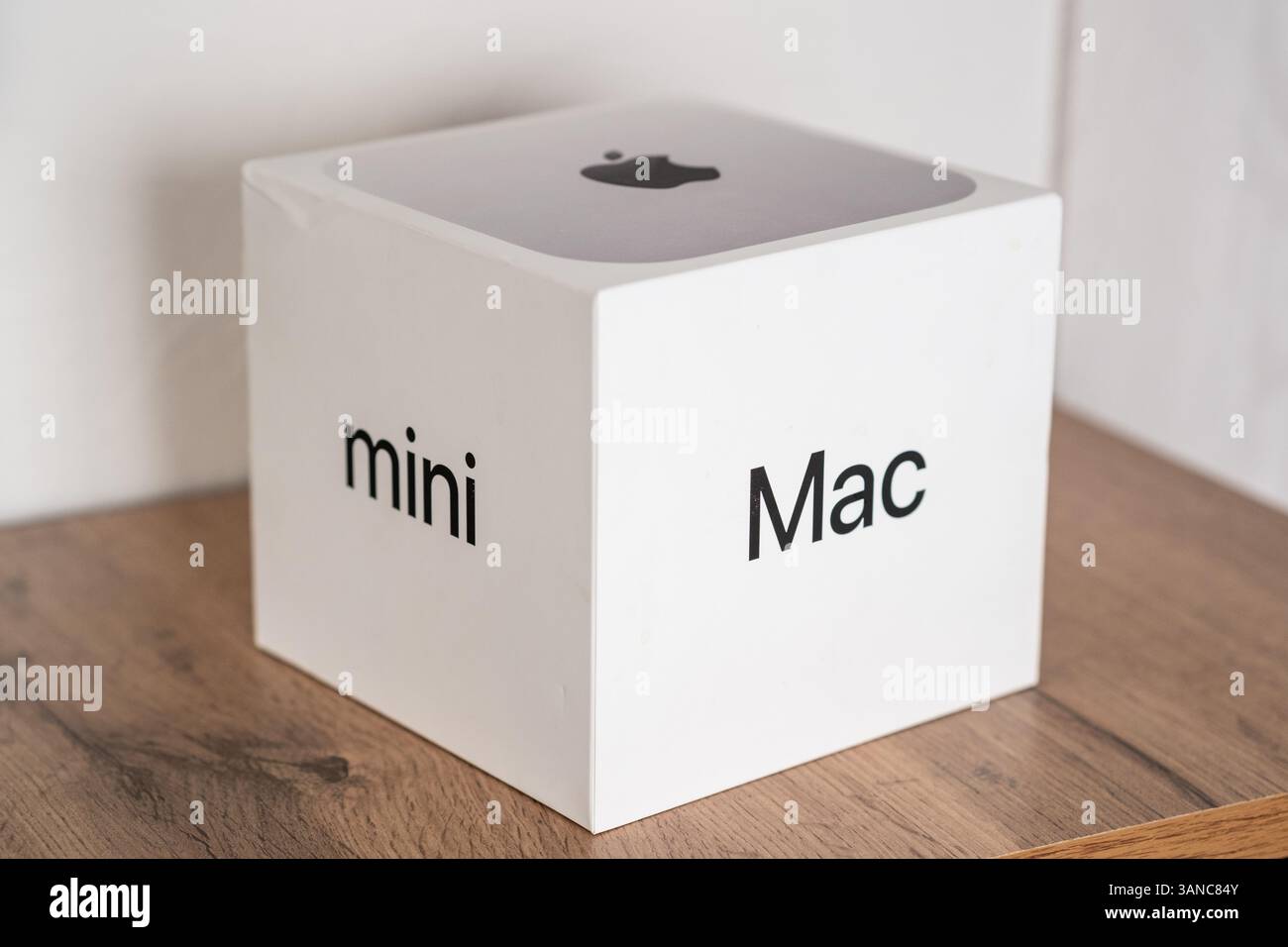 Nuovissimo Apple Mac mini con chip M4 nella confezione originale. Foto Stock