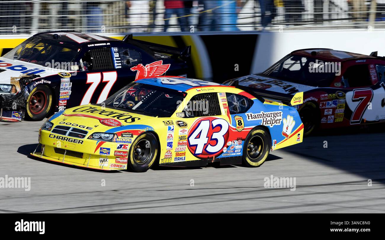 26 ottobre 2008 Pep Boys Auto 500 Atlanta, GA - Bobby Labonte corre lungo il tratto anteriore durante la Pep Boys Auto 500. (Foto di Stephen A. Arce/ASP) (immagine di credito: © Cal Sport Media/ZUMA Press) Foto Stock