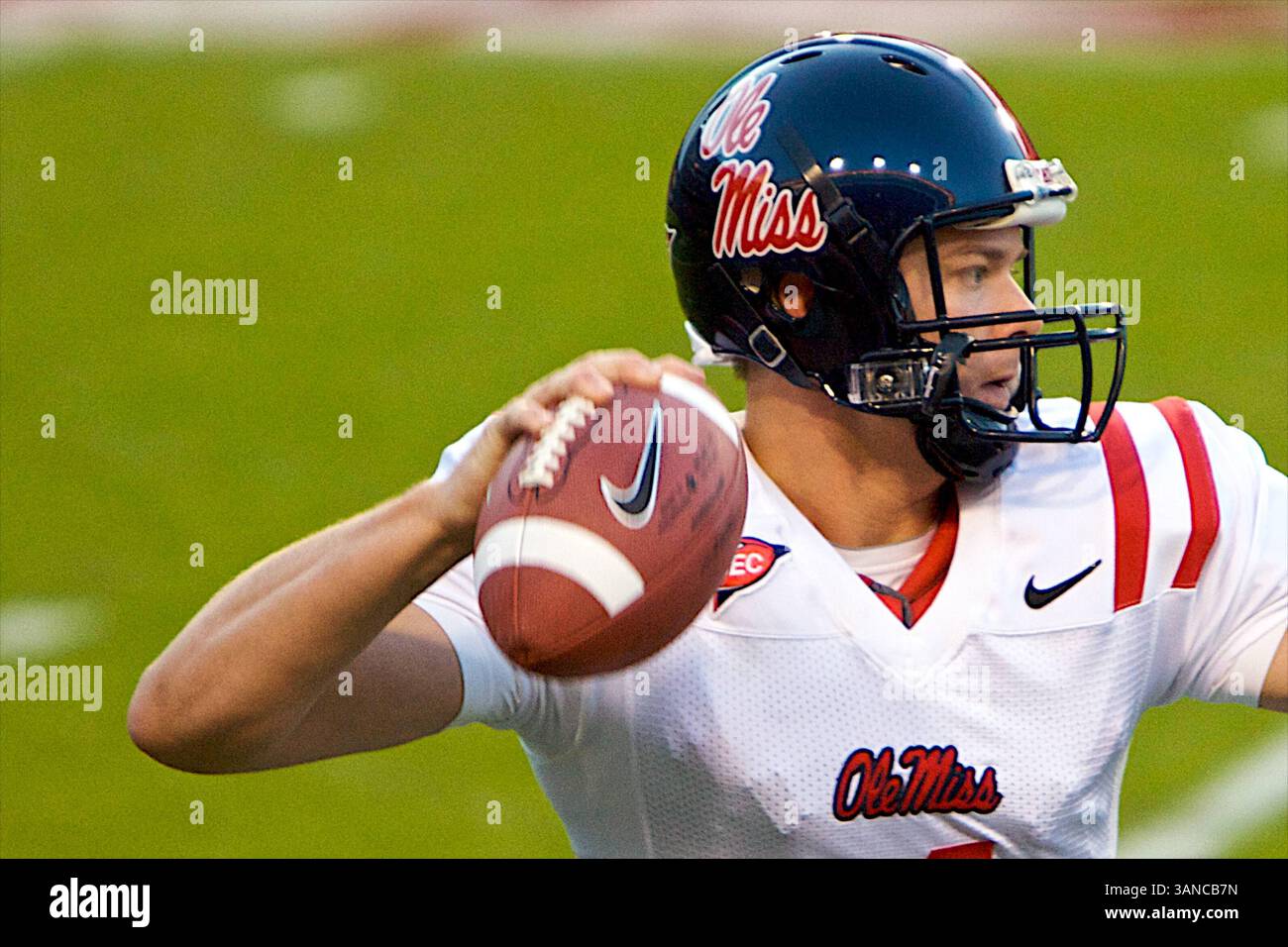 25 ottobre 2008, 25 ottobre 2008, Ole Miss QB Jevan Snead #4 Warms Up..The Ole Miss Rebels sconfissero gli Arkansas Razorbacks 23-21 a Fayetteville, AR. Richey Miller/CSM. (Immagine di credito: © Cal Sport Media/ZUMA Press) Foto Stock