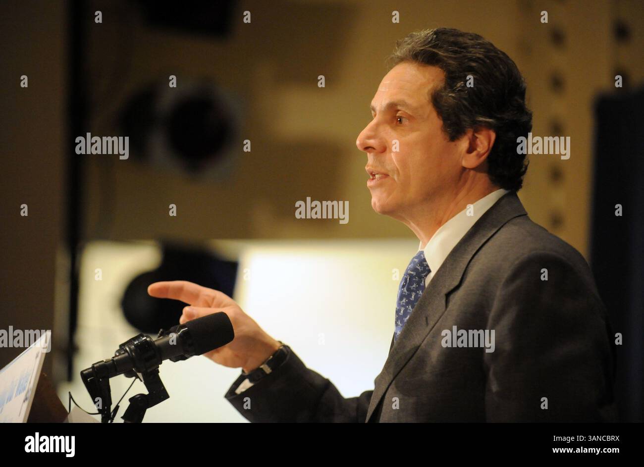 12 gennaio 2010 - Manhattan, New York, USA - il procuratore generale ANDREW CUOMO annuncia insediamenti con cinque strutture sanitarie situate nel New York City Watershed per porre immediatamente fine alla pratica di smaltimento dei rifiuti farmaceutici nello spartiacque in una conferenza stampa presso la High School for Environmental Studies sulla West 56th Street. (Immagine di credito: © Bryan Smith/ZUMA Press) RESTRIZIONI: * New York City Newspapers Rights OUT * Foto Stock