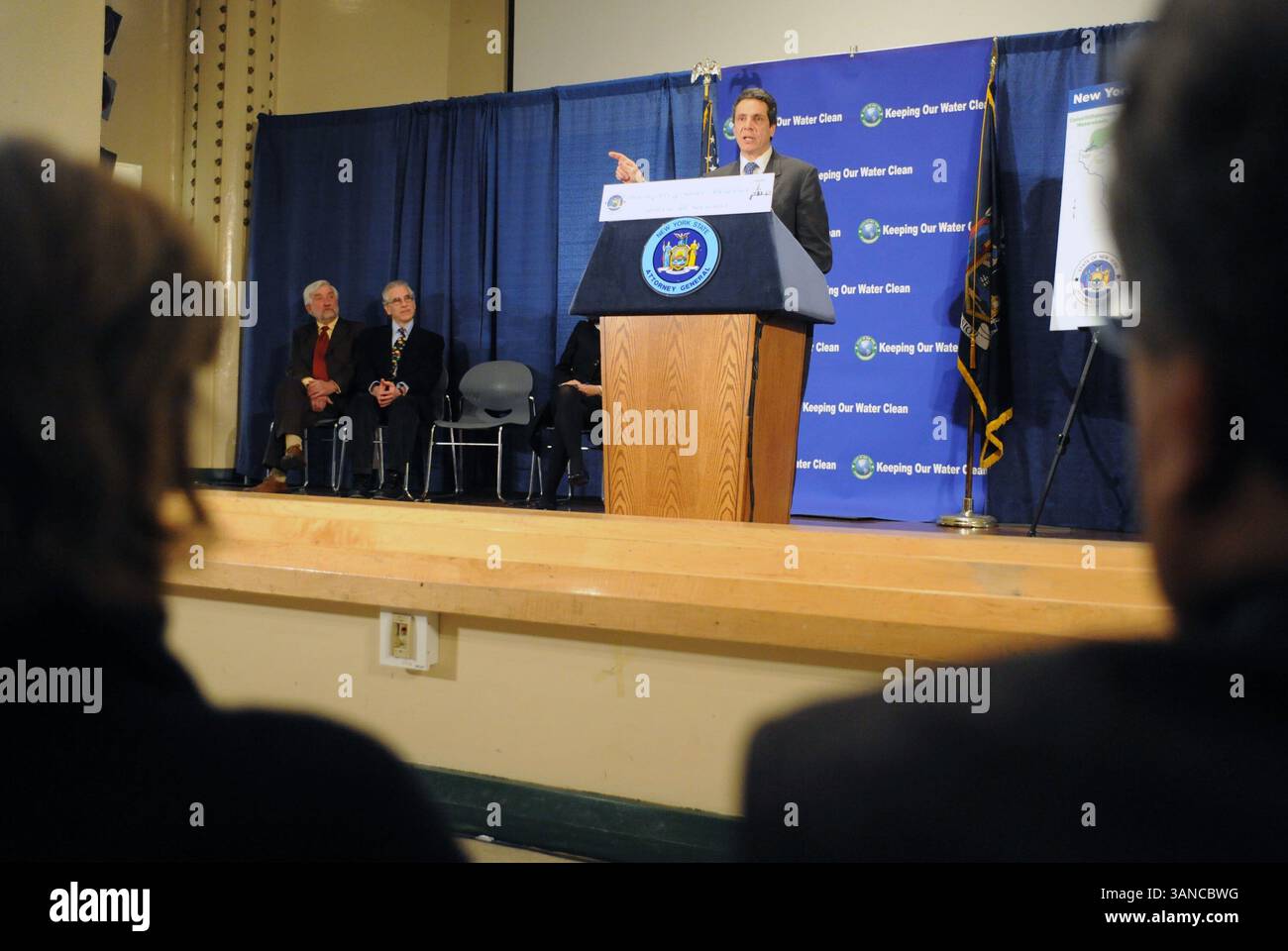 12 gennaio 2010 - Manhattan, New York, USA - il procuratore generale ANDREW CUOMO annuncia insediamenti con cinque strutture sanitarie situate nel New York City Watershed per porre immediatamente fine alla pratica di smaltimento dei rifiuti farmaceutici nello spartiacque in una conferenza stampa presso la High School for Environmental Studies sulla West 56th Street. (Immagine di credito: © Bryan Smith/ZUMA Press) RESTRIZIONI: * New York City Newspapers Rights OUT * Foto Stock