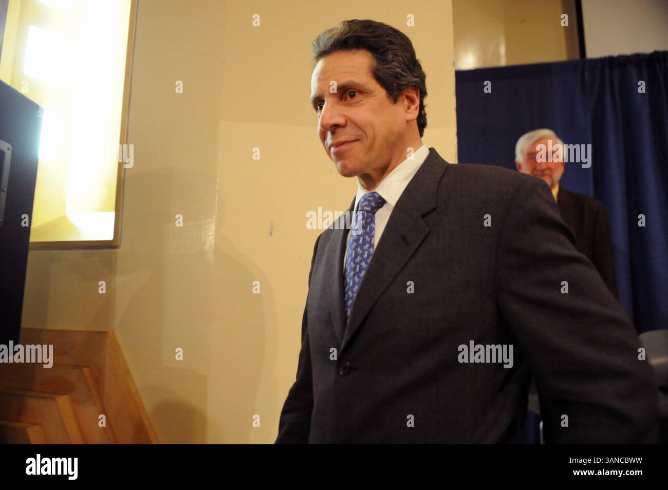 12 gennaio 2010 - Manhattan, New York, USA - il procuratore generale ANDREW CUOMO annuncia insediamenti con cinque strutture sanitarie situate nel New York City Watershed per porre immediatamente fine alla pratica di smaltimento dei rifiuti farmaceutici nello spartiacque in una conferenza stampa presso la High School for Environmental Studies sulla West 56th Street. (Immagine di credito: © Bryan Smith/ZUMA Press) RESTRIZIONI: * New York City Newspapers Rights OUT * Foto Stock