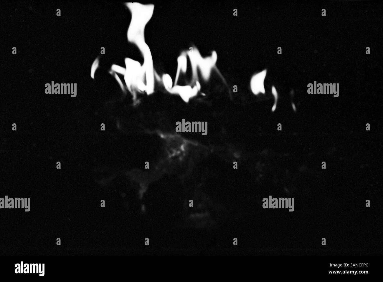 Fotografia in bianco e nero di fiamme - contrasto dinamico tra luce e oscurità, Fotografia astratta del fuoco Foto Stock