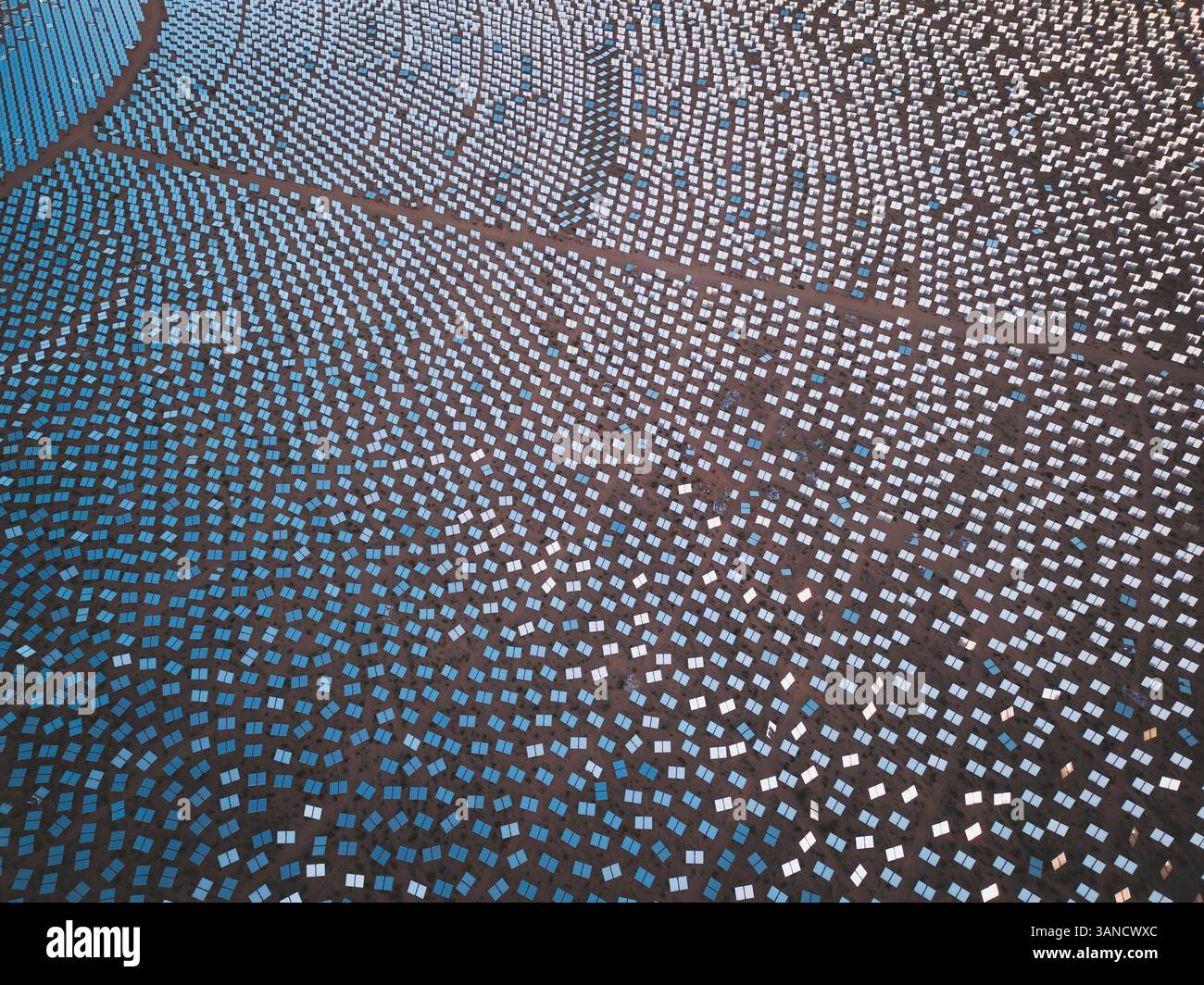Vista aerea di un impianto solare termico concentrato, Mojave Desert, California, vicino a Las Vegas, Stati Uniti. Foto Stock
