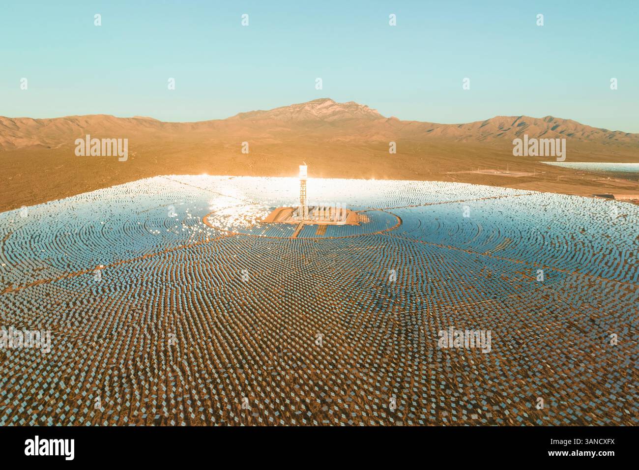 Vista aerea di un impianto solare termico concentrato, Mojave Desert, California, vicino a Las Vegas, Stati Uniti. Foto Stock