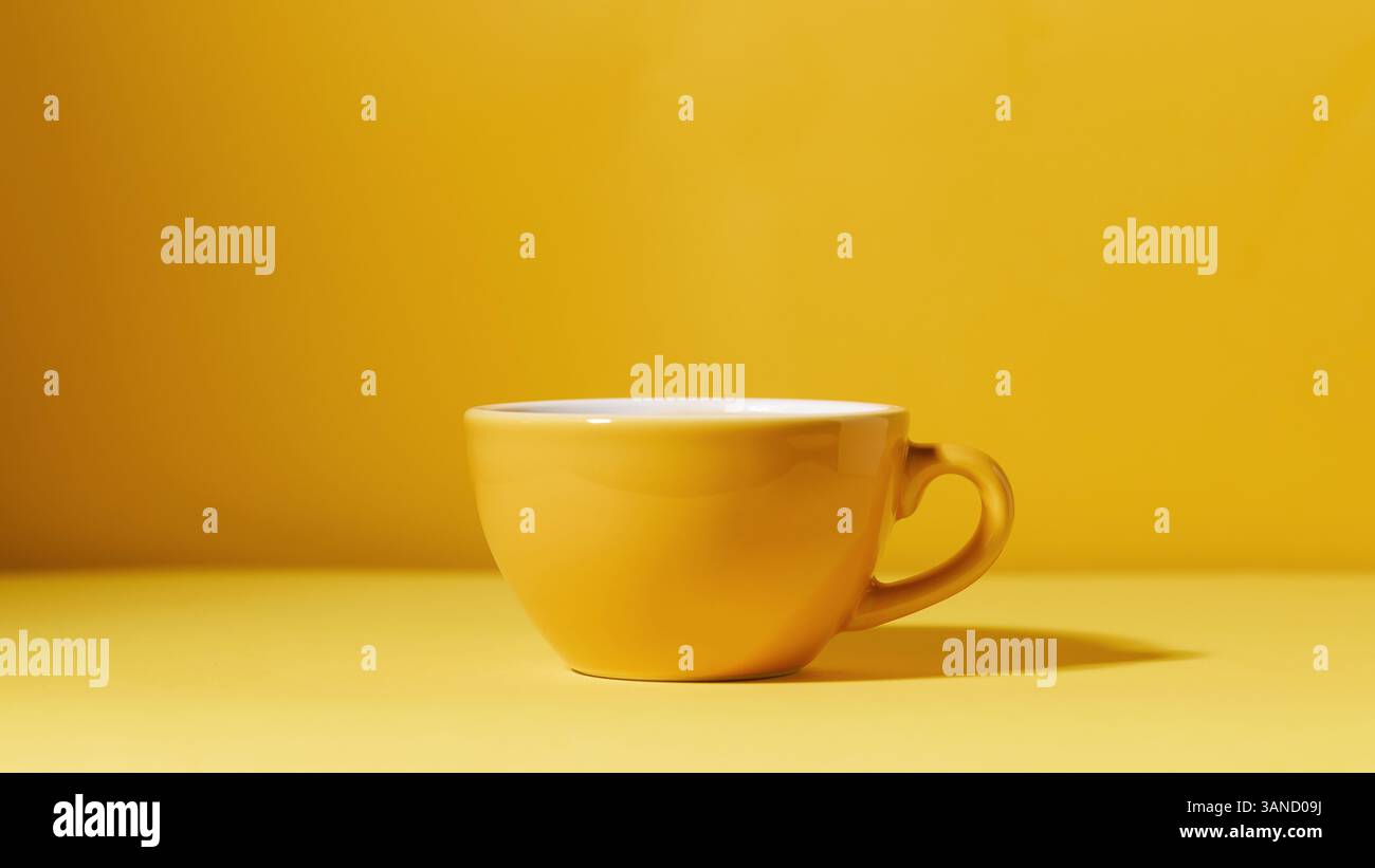 tazza di caffè gialla su sfondo giallo Foto Stock