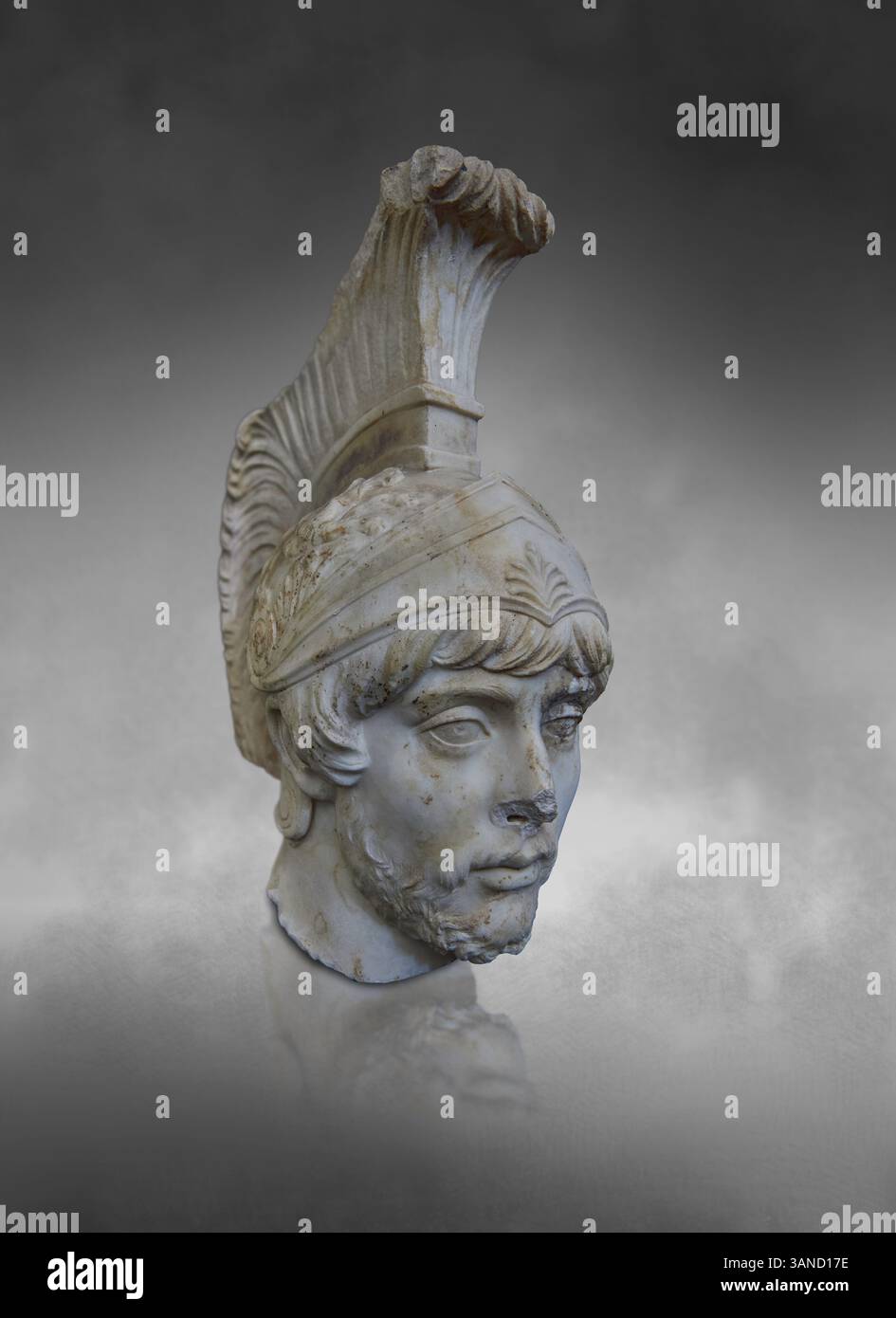 Statua di un soldato romano con elmetto proveniente dal dominio di Adriano associato alle sue opere ad Arles, i secolo d.C. Musei Vaticani. Foto Stock