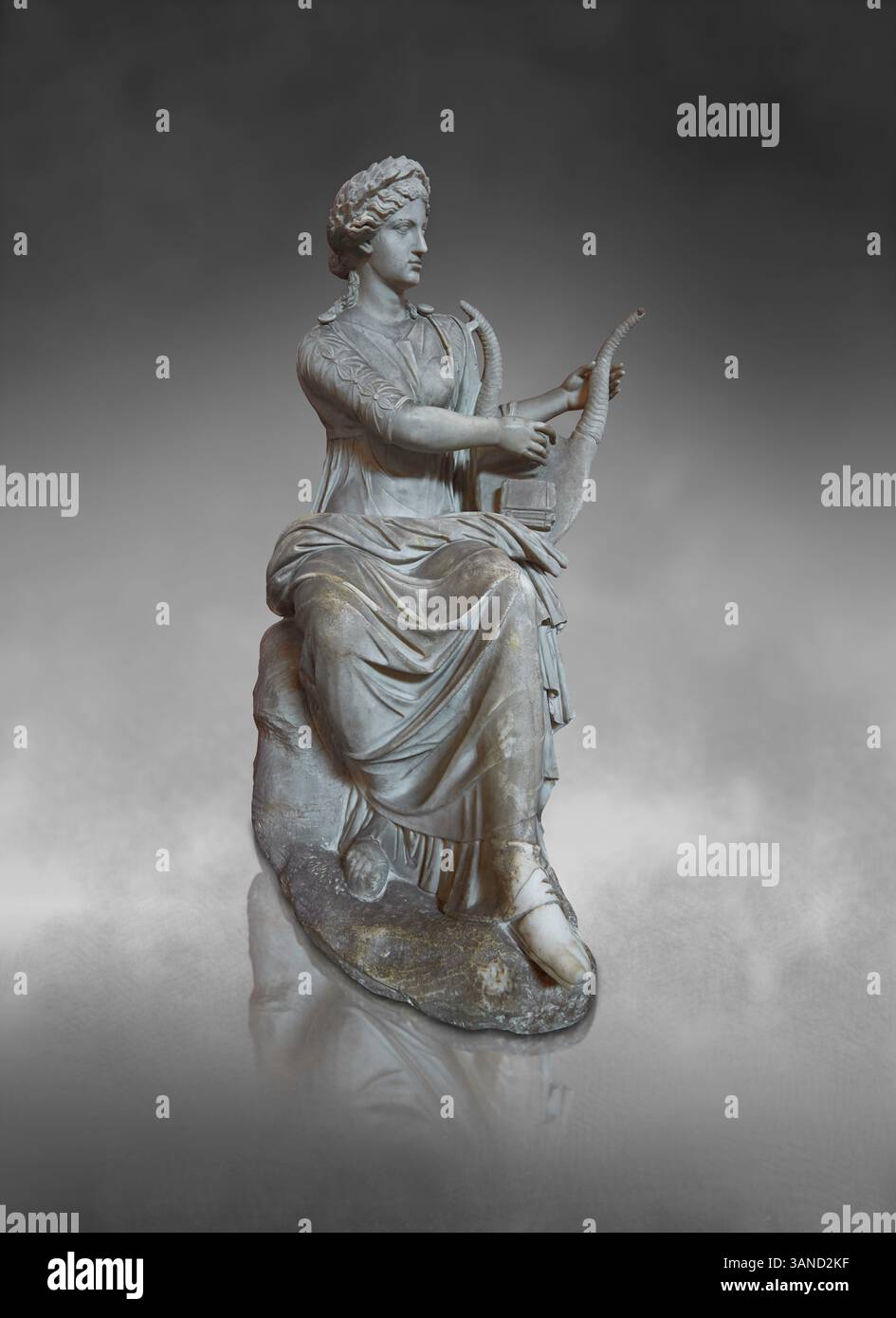 Statua romana di Terpsicore raffigurante la dea seduta che suona una cithara (lira). II secolo d.C. Sala delle Muse, Museo Pio-Clementino, Musei Vaticani Foto Stock