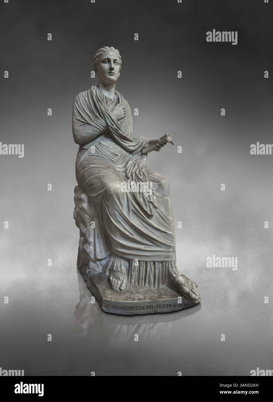 Statua romana della piccola Ercolanese di una donna conosciuta come "Saffo" (una poetessa greca), raffigurante una donna seduta che regge un rotolo, suggerendo che fosse un po Foto Stock