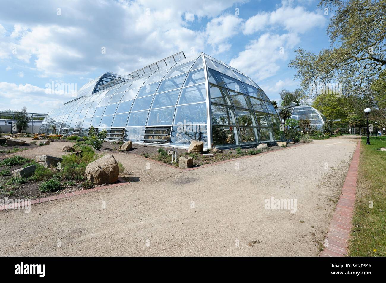 Colonia, Germania 14 aprile 2025: La nuova costruzione delle serre espositive nel Giardino Botanico Flora di Colonia in primavera Foto Stock