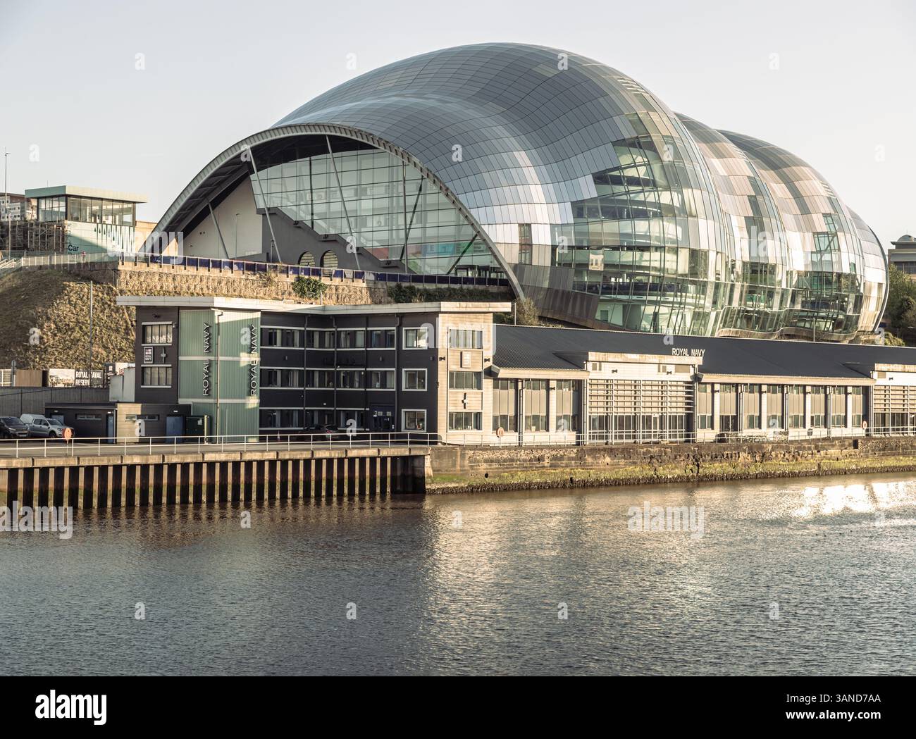 Newcastle, Regno Unito - 11 aprile 2025 - Vista dell'architettura esterna del Glasshouse International Centre for Music o Sage Gateshead sul fiume Tyne prima Foto Stock