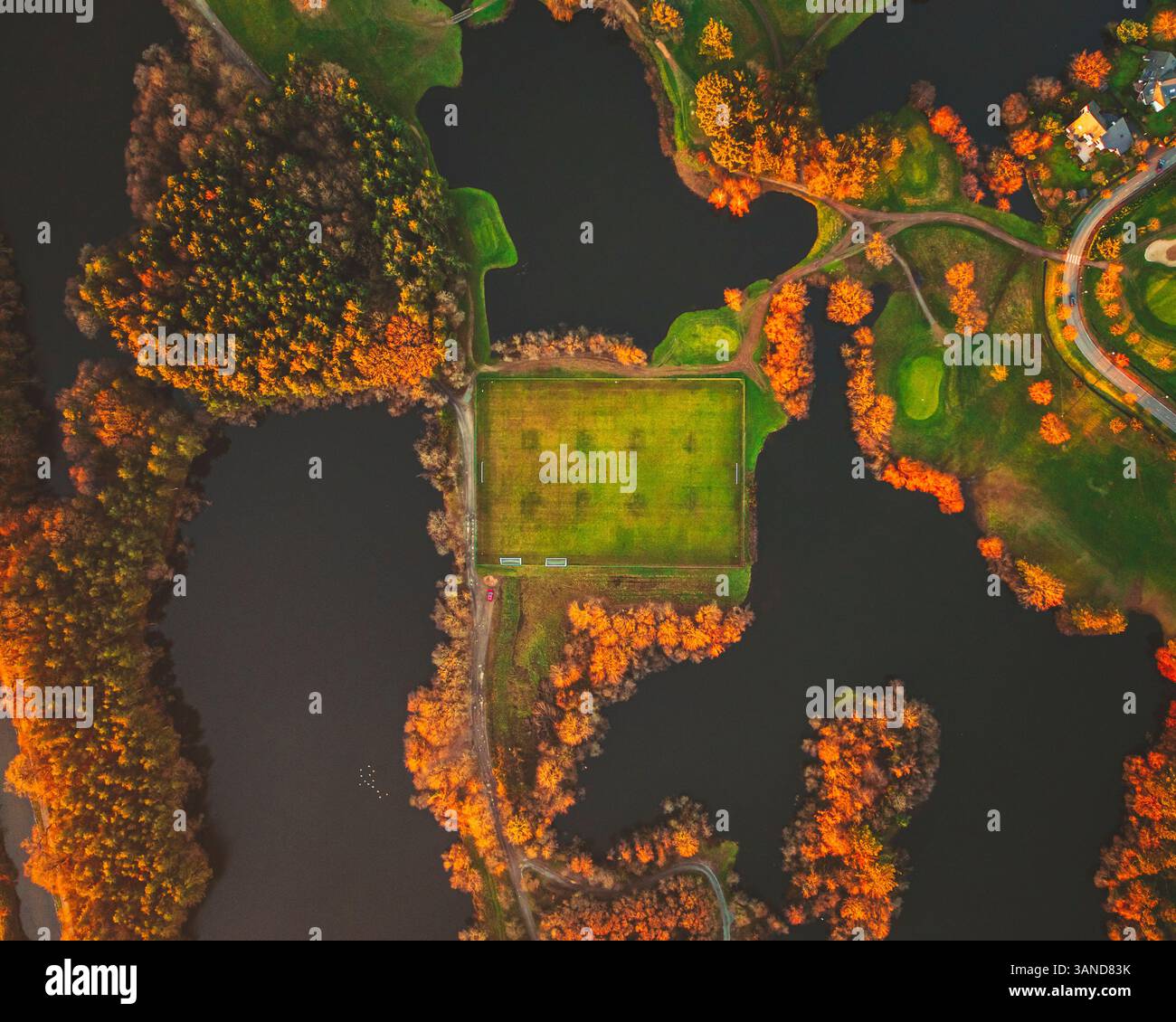 Veduta aerea di un campo da calcio a Rennes, regione della Bretagna, Francia. Foto Stock