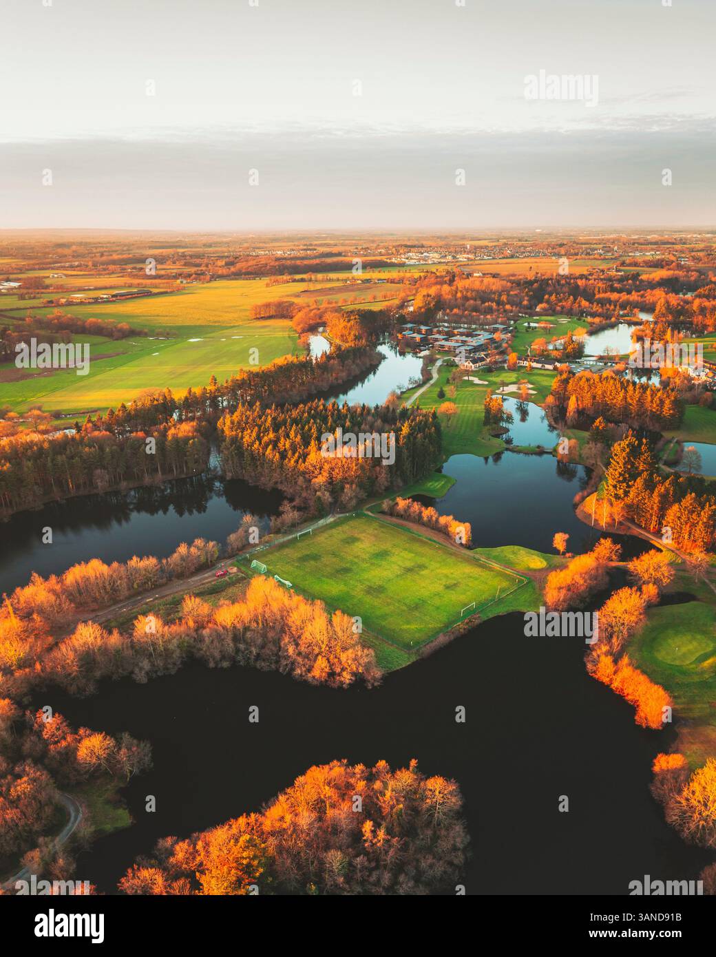 Veduta aerea di un campo da calcio a Rennes, regione della Bretagna, Francia. Foto Stock
