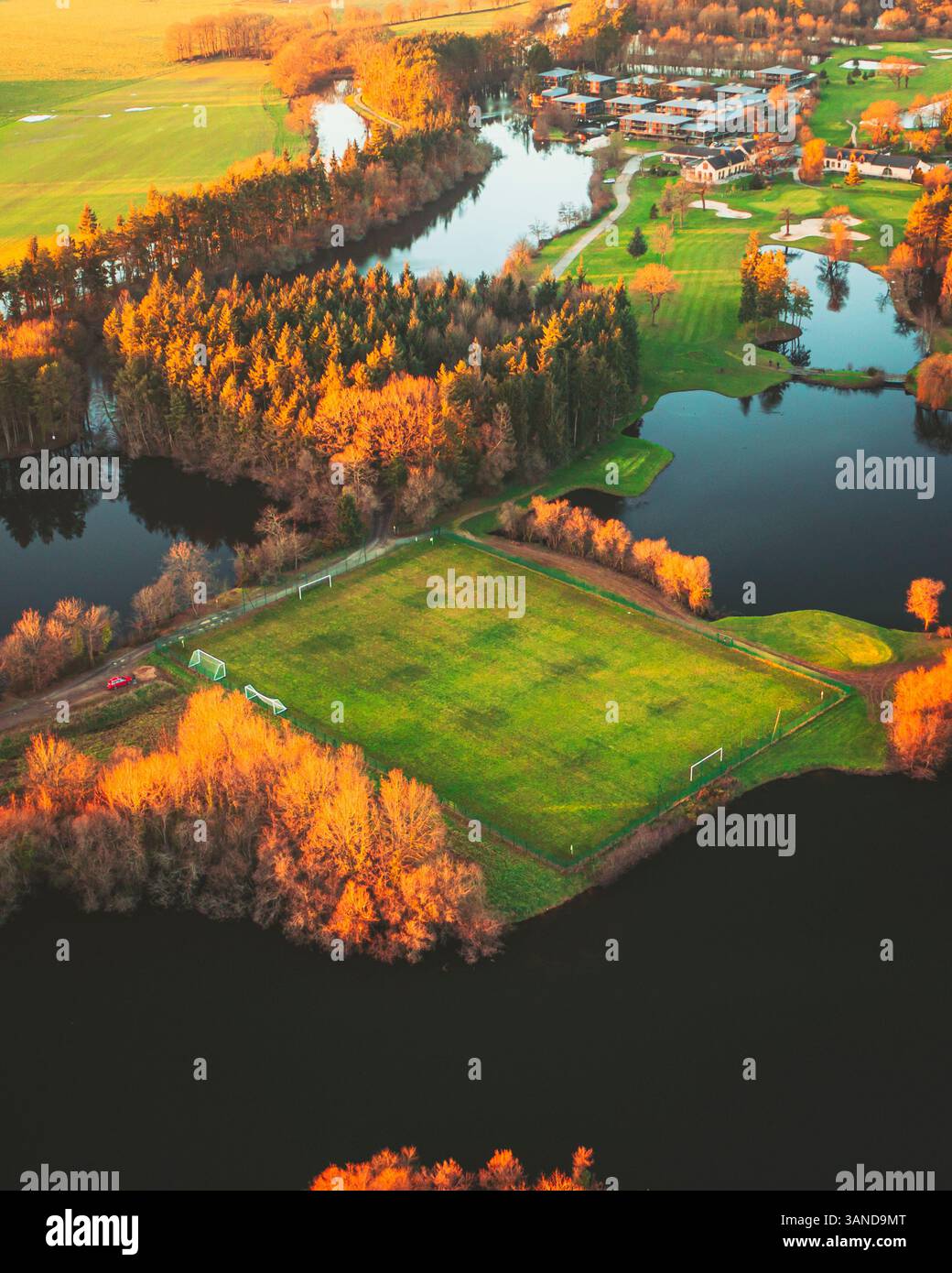 Veduta aerea di un campo da calcio a Rennes, regione della Bretagna, Francia. Foto Stock