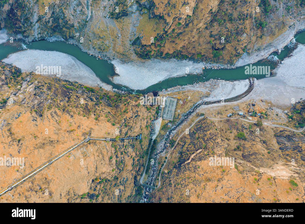 Vista aerea della centrale di Ganvi lungo il fiume Sutlej a Rampur, Himachal Pradesh, India. Foto Stock