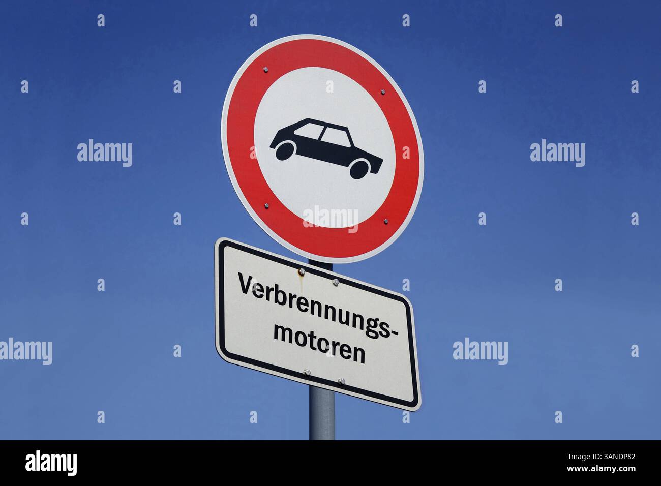 Verbotsschild mit Autopiktogramm und Schriftzug Verbrennungsmotoren Fotomontage: Verbotsschild mit Autopiktogramm und Schriftzug Verbrennungsmotoren, 15.04.2025, Auf einem Durchfahrtsverbotsschild befindet sich ein Autopiktogramm und der Schriftzug Verbrennungsmotoren. *** Cartello di divieto con pittogramma dell'auto e scritta per i motori a combustione fotomontaggio cartello di divieto con pittogramma dell'auto e scritta per i motori a combustione, 15 04 2025, Un pittogramma dell'auto e la scritta per i motori a combustione possono essere visti su un segno di non passaggio Foto Stock