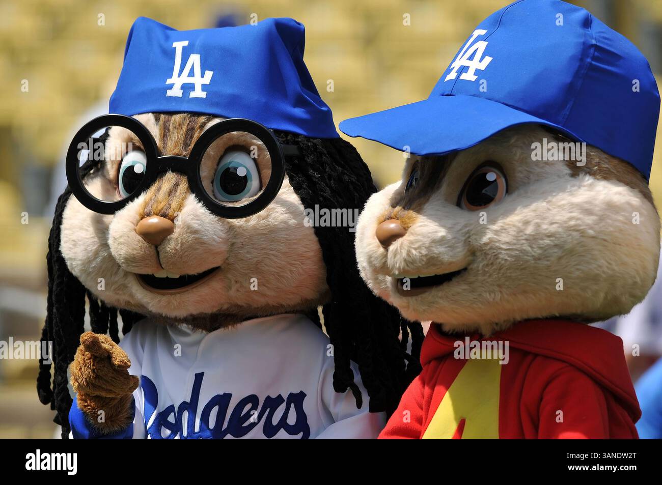 3 aprile 2010 Los Angeles, CA..Alvin e Simon (vestiti di dreadlocks e bandana Manny Ramirez), membri di Alvin e dei Chipmunks, in azione pre-partita durante la partita di baseball della Major League tra gli Anaheim Angels e i Los Angeles Dodgers al Dodger Stadium di Los Angeles. Gli Angels hanno battuto in finale i Dodgers, 6-4..Josh Thompson/CSM. (Immagine di credito: © Josh Thompson/Cal Sport Media/ZUMApress.com) Foto Stock