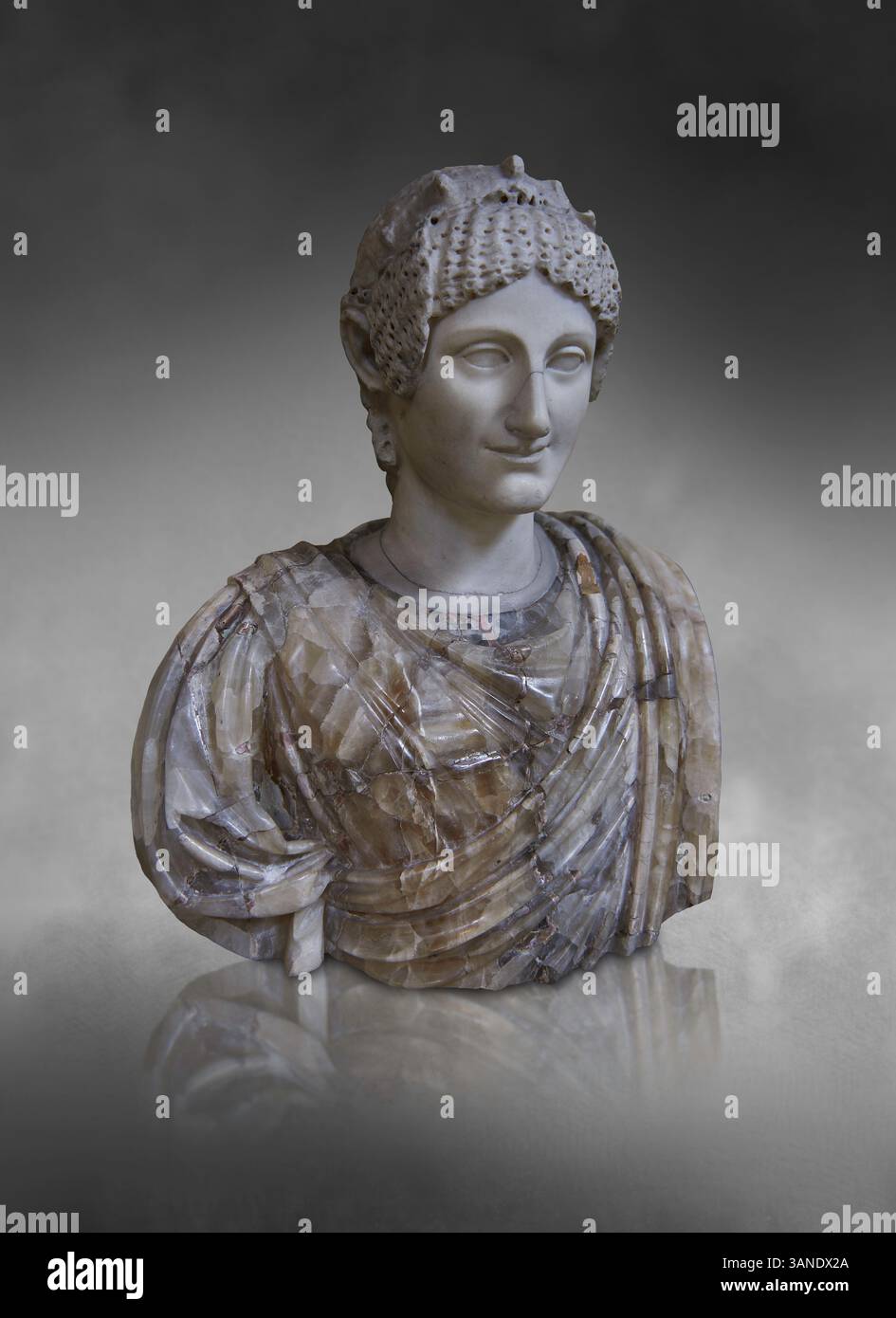 Busto ritratto romano di una donna in un antico stile arcaico greco. Testa a metà del 1° secolo d.C. ispirata ad un busto in alabastro originale greco, a metà del 2° secolo d.c. Foto Stock