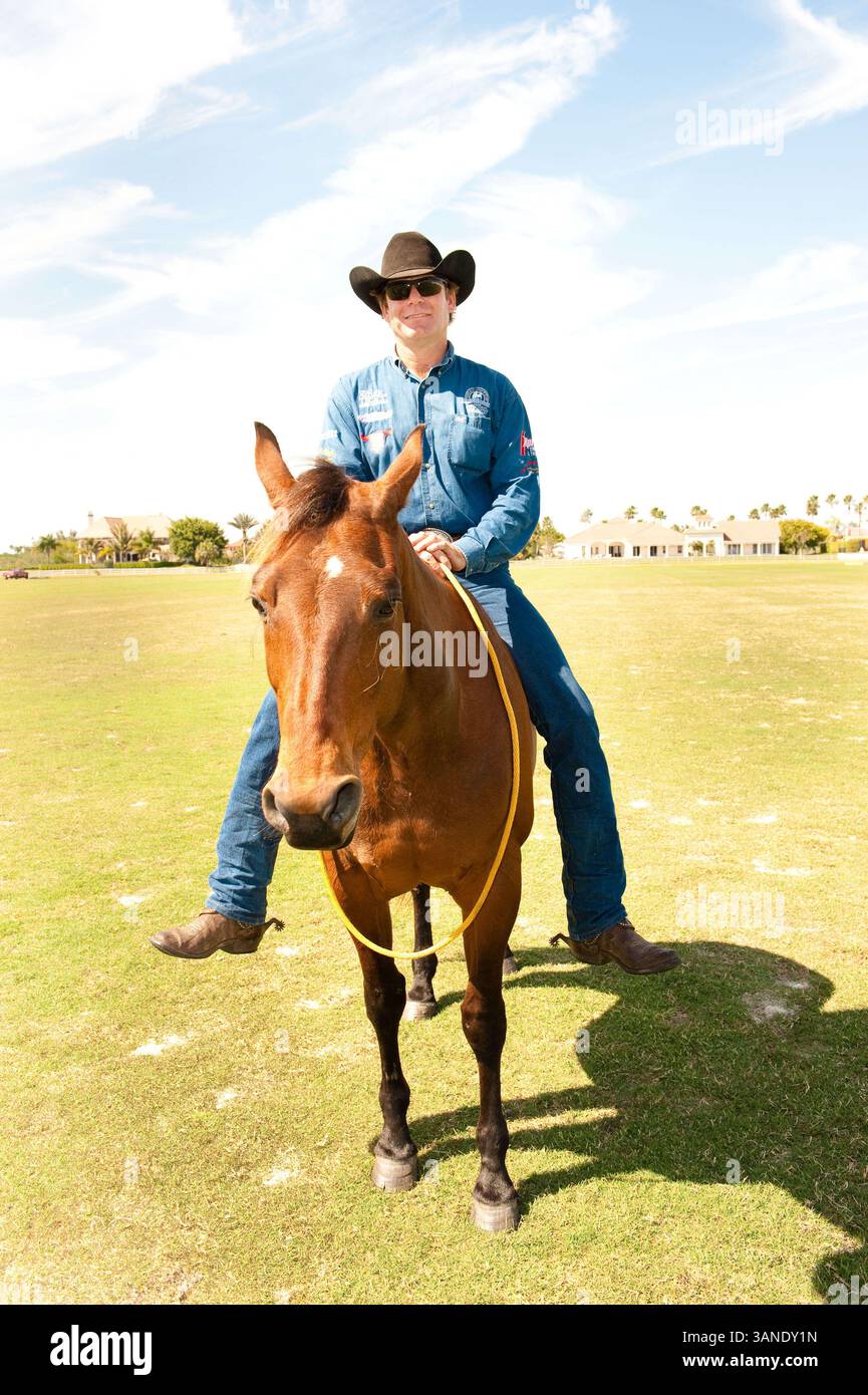 3 aprile 2010 - Wellington, Florida, Stati Uniti - lo sport tradizionale del polo affronta un nuovo campo di giocatori il 3 aprile 2010, con l'unica Gay Polo League al mondo che ospita il primo torneo annuale di polo Gay al Grand Champions Polo Club di Wellington, Florida. FOTO: Mostra RICK STEED Freestyle. (Immagine di credito: © Michele Sandberg/ZUMA Press) Foto Stock