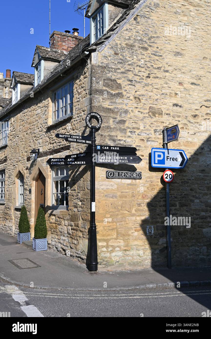 Segui le indicazioni per Witney Street, Burford, Oxfordshire Foto Stock