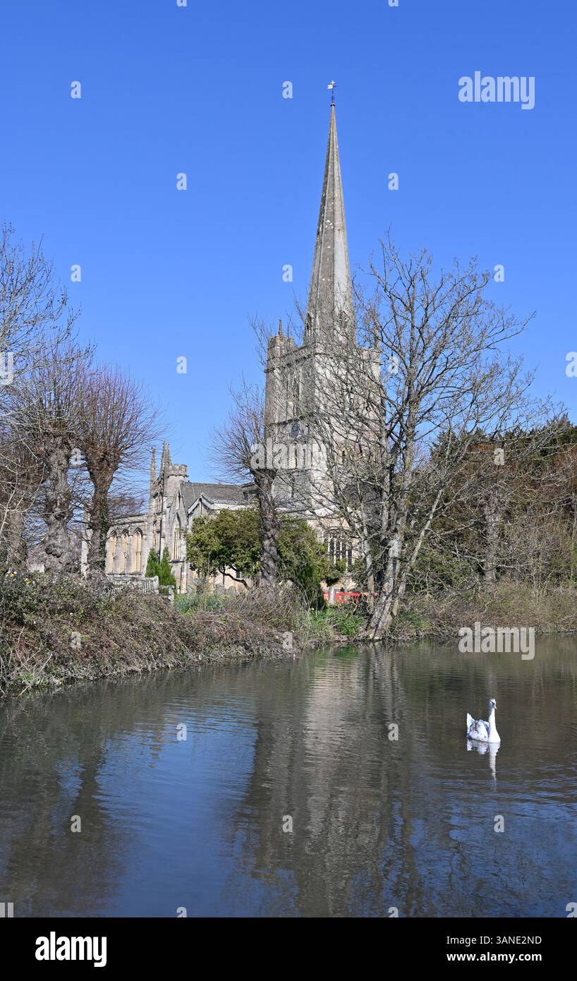 St John's Church vista dal fiume Windrush, Burford, Oxfordshire Foto Stock