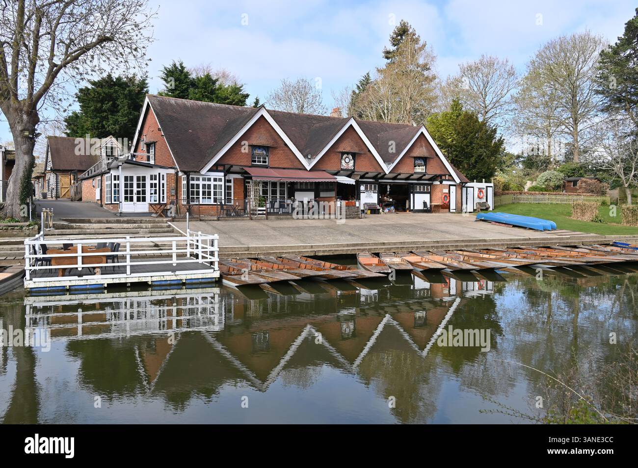 Cherwel Punting Company Boathouse e punt sul fiume Cherwell, Oxford Foto Stock
