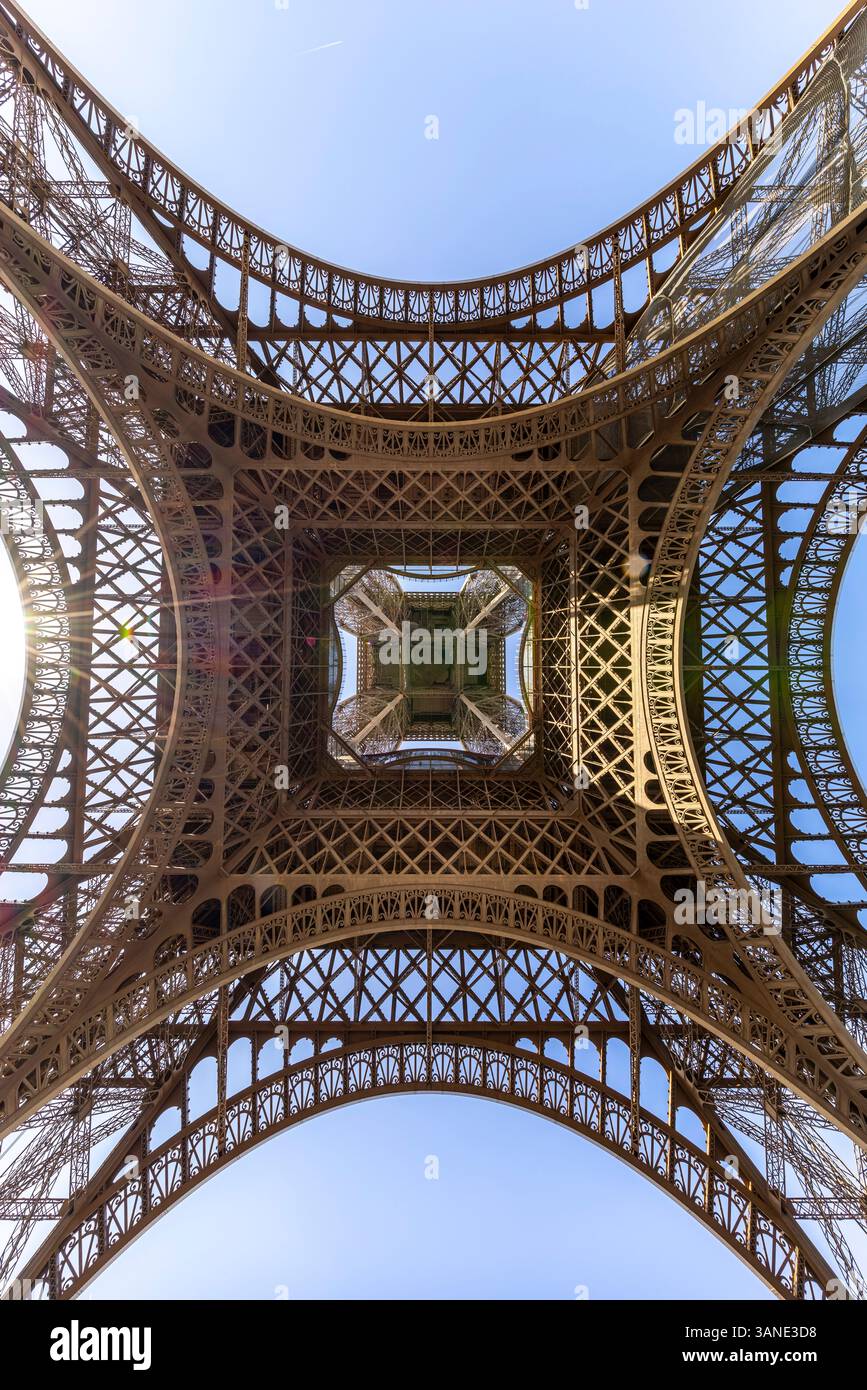 Parigi, Francia - 31 marzo 2025: Vista dal basso della Torre Eiffel, un capolavoro architettonico Foto Stock