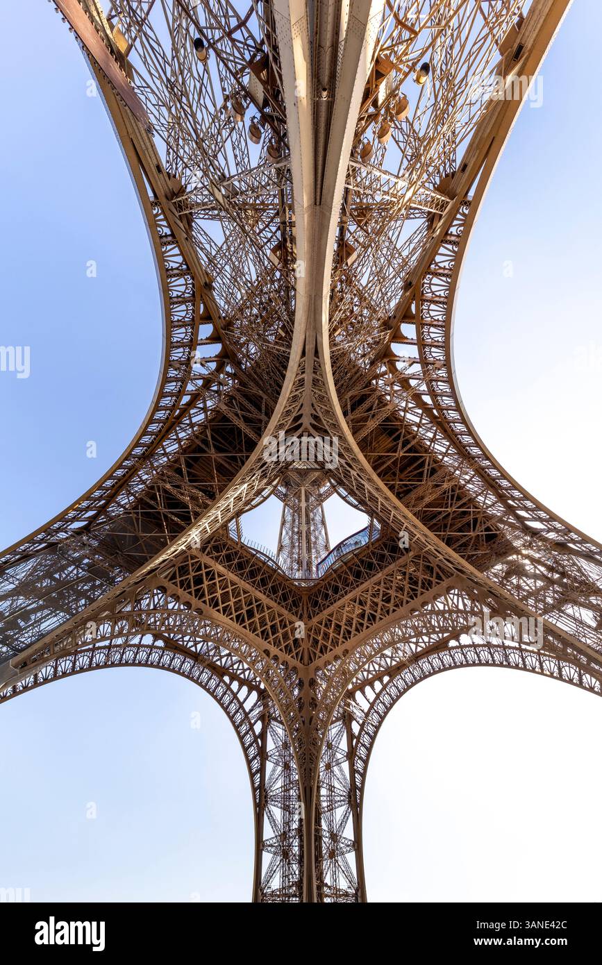 Parigi, Francia - 31 marzo 2025: Vista dal basso della Torre Eiffel, un capolavoro architettonico Foto Stock