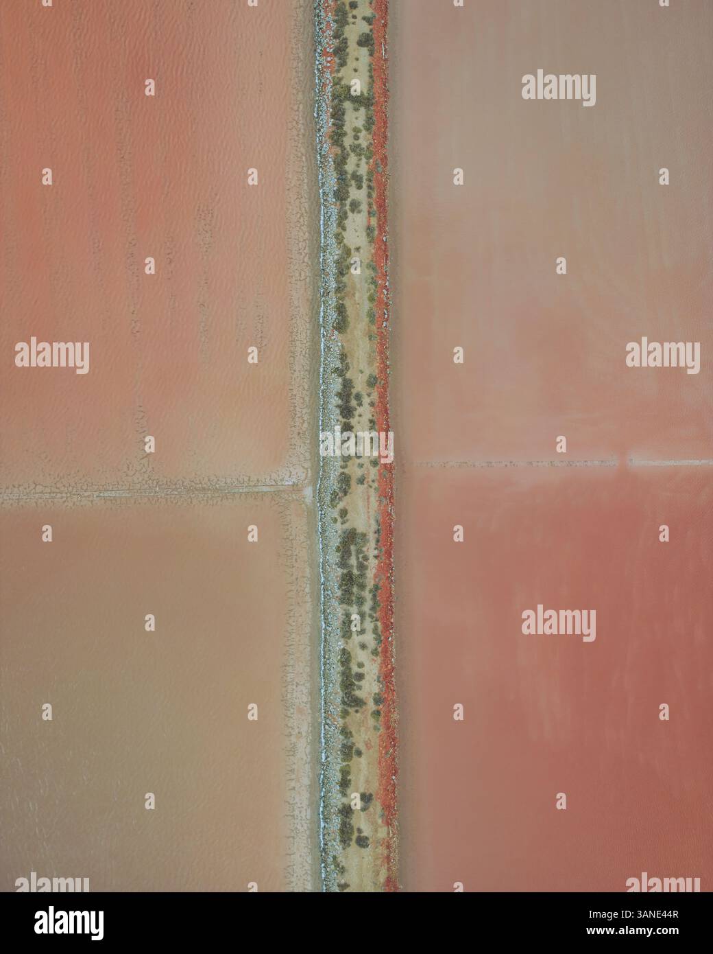 Vista aerea delle colorate distese di sale con motivi e texture unici, Gruissan, Francia. Foto Stock