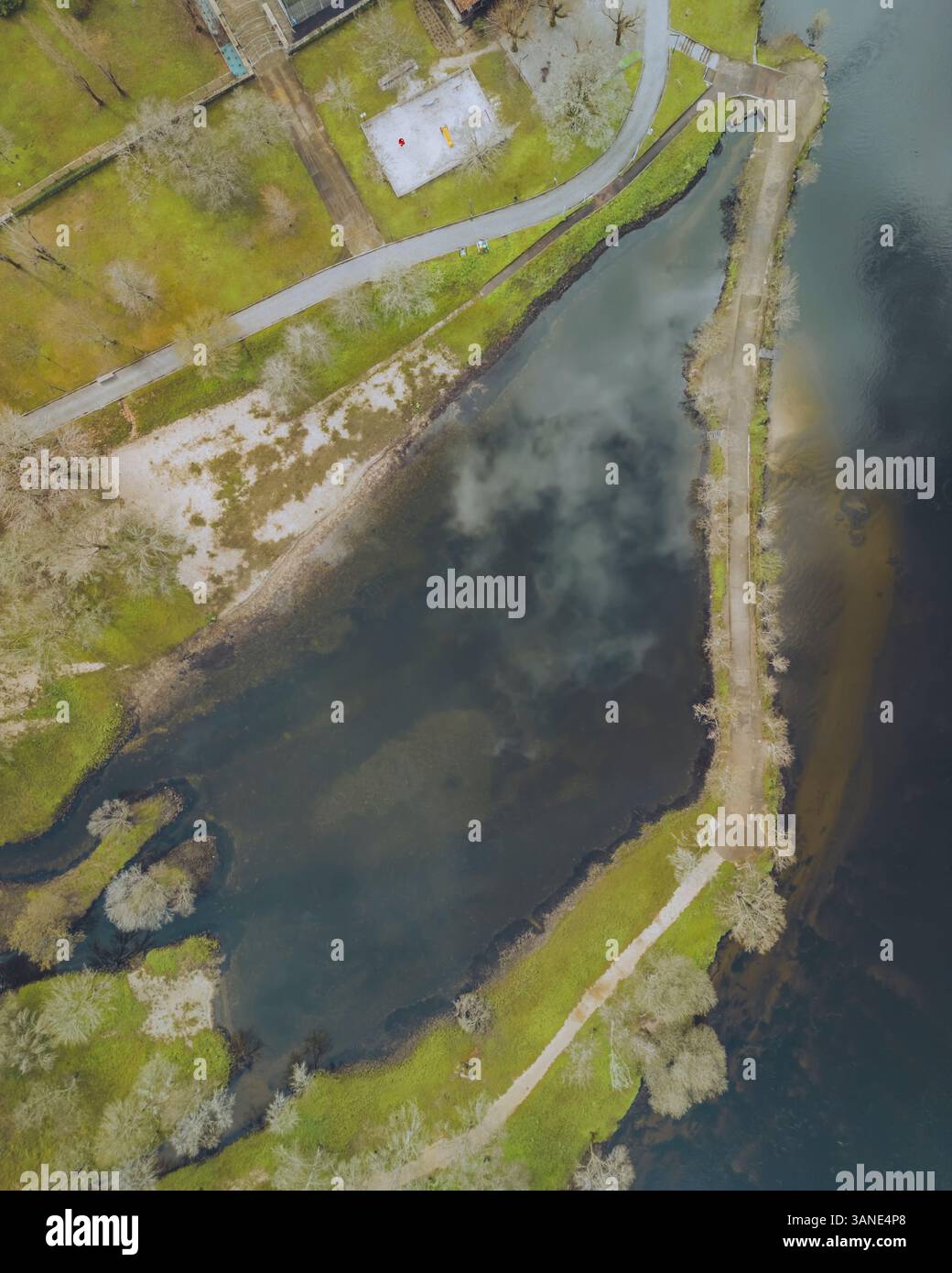Vista aerea di forme e forme naturali sul lago, Ponte da barca, Portogallo. Foto Stock
