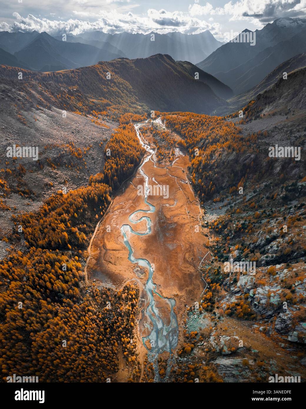 Veduta aerea della piana di Peredarossa con la vetta e il fiume, Cataeggio, Sondrio, Italia. Foto Stock