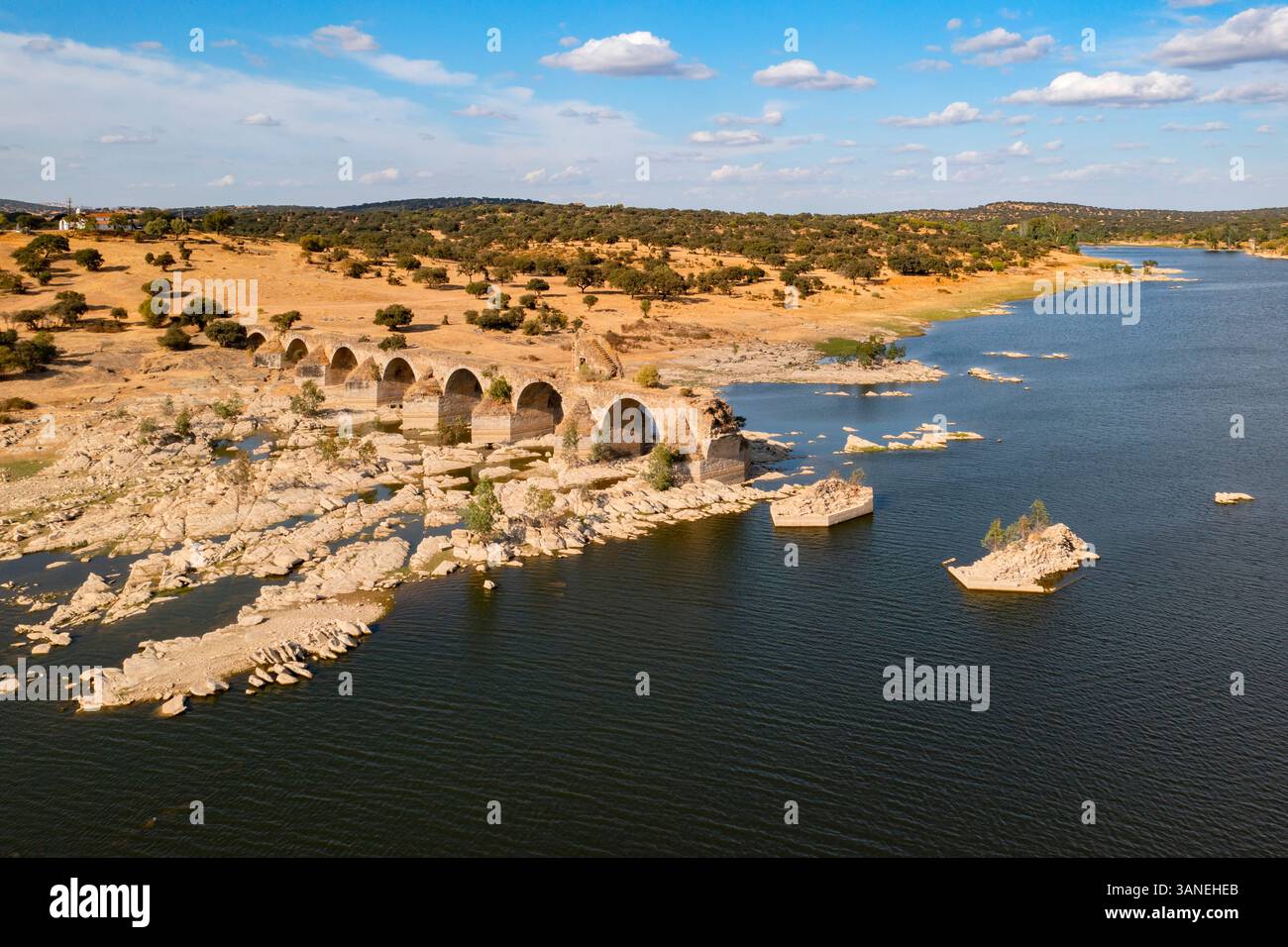 Vista aerea di Puente Ayuda, un ponte di pietra crollato che attraversa il fiume Guadiana, Spagna. Foto Stock