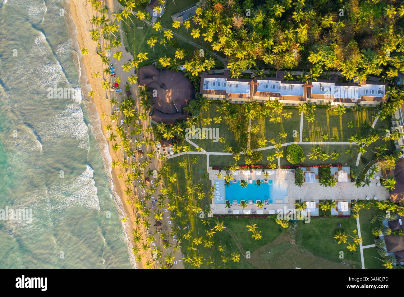 Vista aerea della piscina sulla spiaggia tropicale nella Repubblica Dominicana. Foto Stock