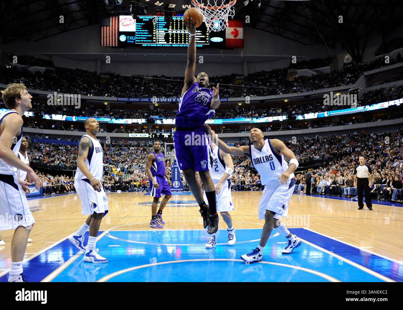 05 marzo 2010: L'attaccante dei Sacramento Kings Carl Landry #24 si prepara a un tiro durante una partita NBA tra i Sacramento Kings e i Dallas Mavericks all'American Airlines Center di Dallas, Texas Dallas sconfisse Sacramento 108-100(Credit Image: © Albert pena/Cal Sport Media/ZUMApress.com) Foto Stock