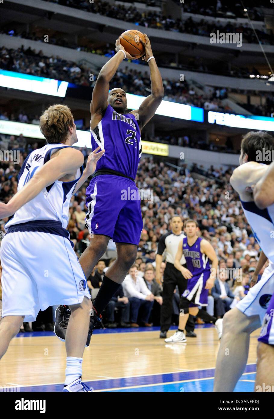 05 marzo 2010: L'attaccante dei Sacramento Kings Carl Landry #24 sale per un salto di qualità durante una partita NBA tra i Sacramento Kings e i Dallas Mavericks all'American Airlines Center di Dallas, Texas Dallas sconfisse Sacramento 108-100(Credit Image: © Albert pena/Cal Sport Media/ZUMApress.com) Foto Stock