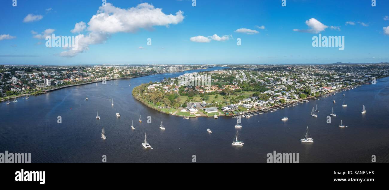Vista aerea del fiume brisbane con barche a vela e paesaggio urbano, bulimba, queensland, australia. Foto Stock