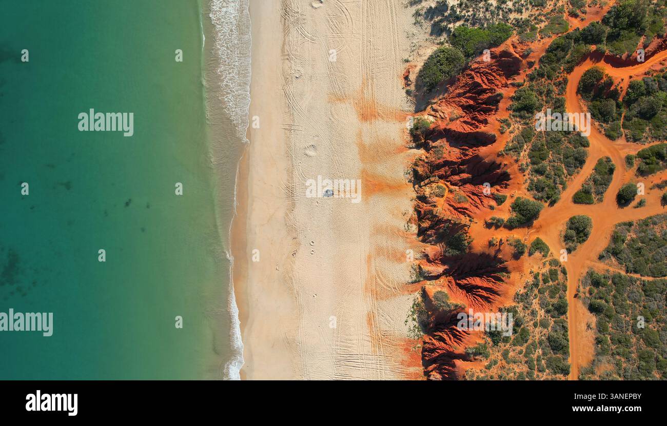 Vista aerea della splendida Barn Hill Beachside Station con scogliere ocra e spiaggia sabbiosa di Broome, Australia. Foto Stock