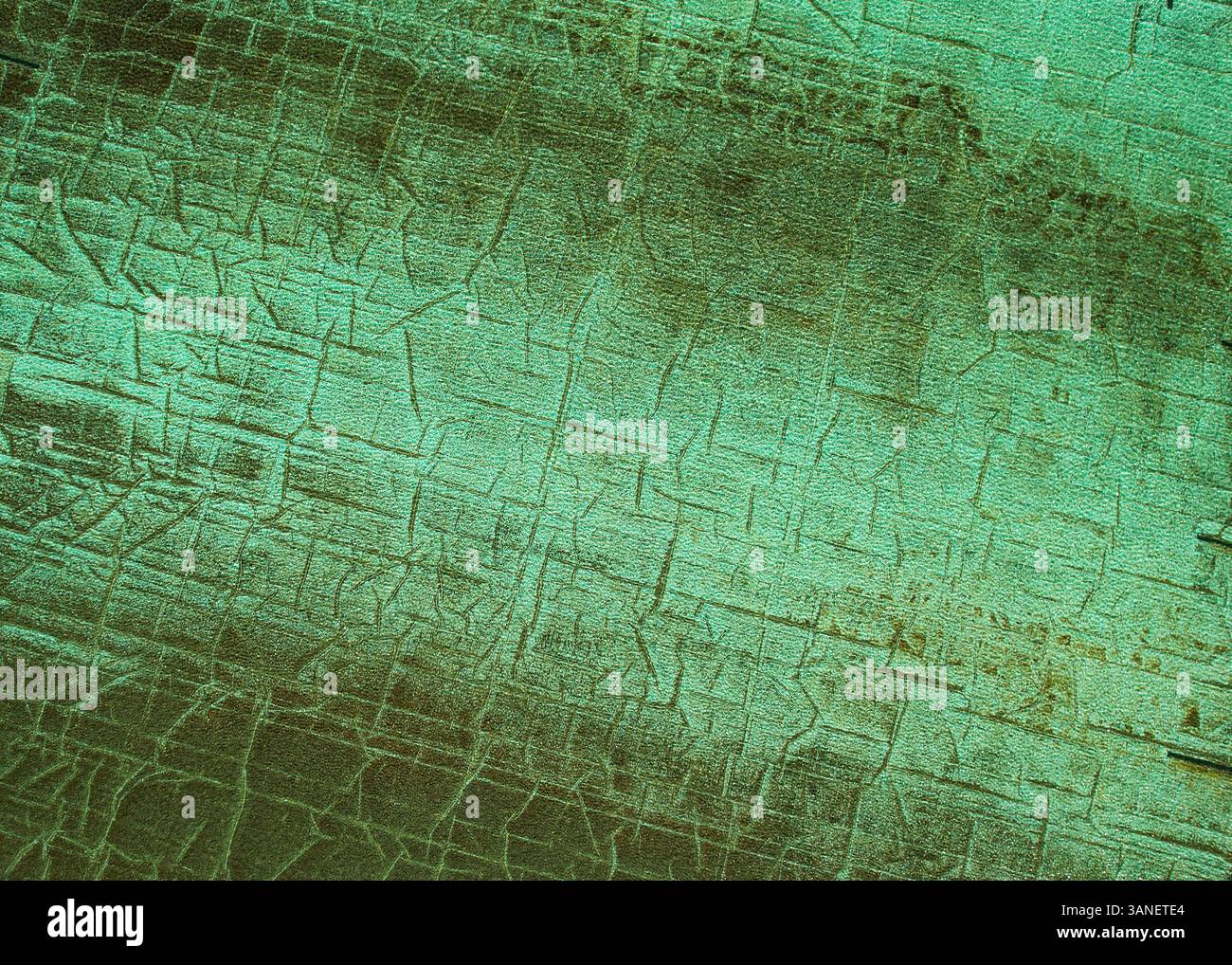 Vista aerea della pianta di nitrato di ammonio tra il paesaggio arido e i motivi geometrici della penisola di Burrup, Karratha, Australia. Foto Stock