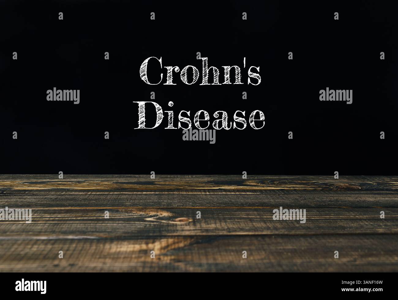 Immagine in bianco e nero di un tavolo di legno con la parola morbo di Grohn scritta su di esso Foto Stock