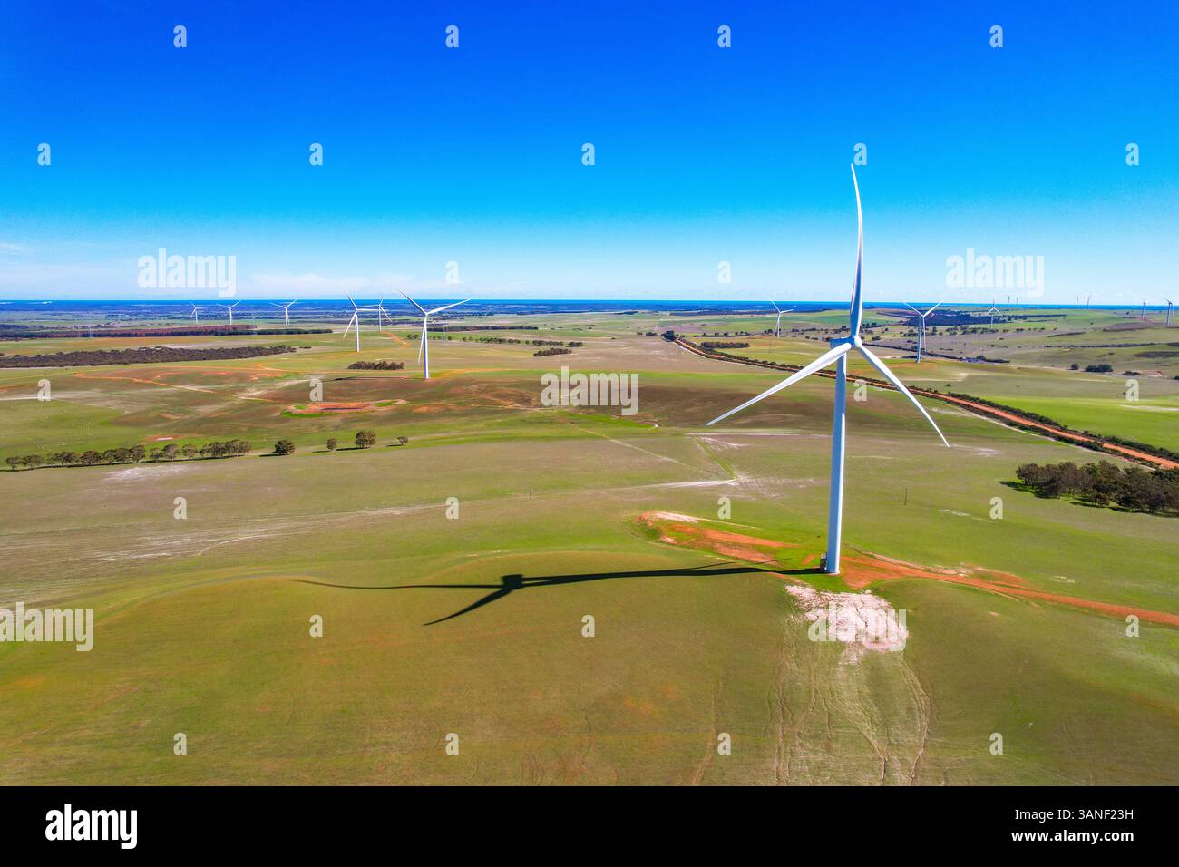 Vista aerea del parco eolico con turbine eoliche nella regione di Perth Wheat Belt, Nambung, Australia Occidentale. Foto Stock