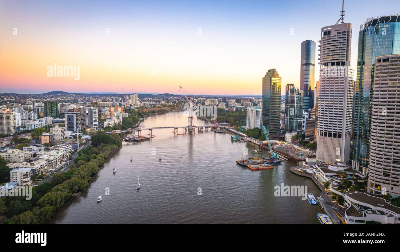 Vista aerea dello skyline di Brisbane al tramonto con il fiume Brisbane e il ponte di Kangaroo Point, Brisbane City, Australia. Foto Stock