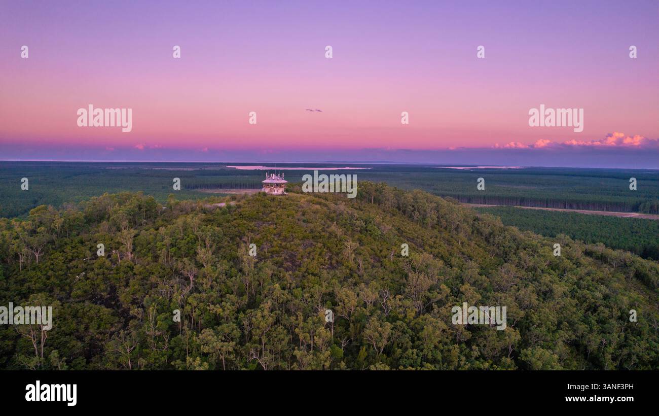 Vista aerea del Wild Horse Mountain Lookout al tramonto con lussureggiante foresta e collina, Glass House Mountains, Queensland, Australia. Foto Stock