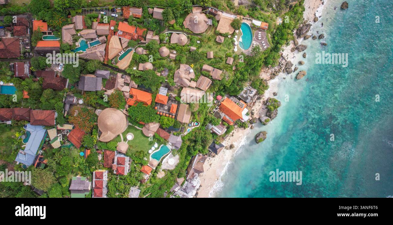 Vista aerea della splendida spiaggia di Bingin con vista dell'oceano blu e della costa, Pantai Bingin, Bali, Indonesia. Foto Stock