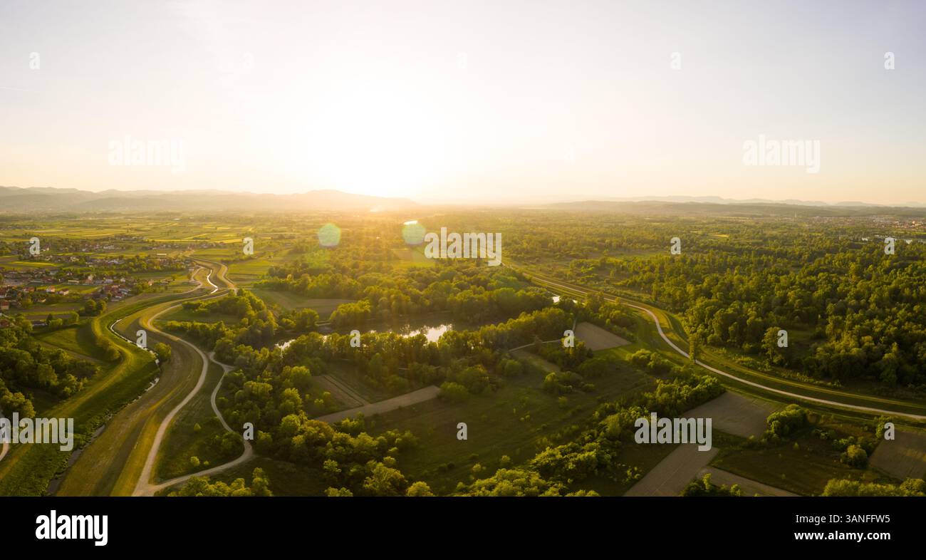 Vista aerea panoramica del tramonto panoramico sulla foresta verde di Zagabria, Croazia. Foto Stock