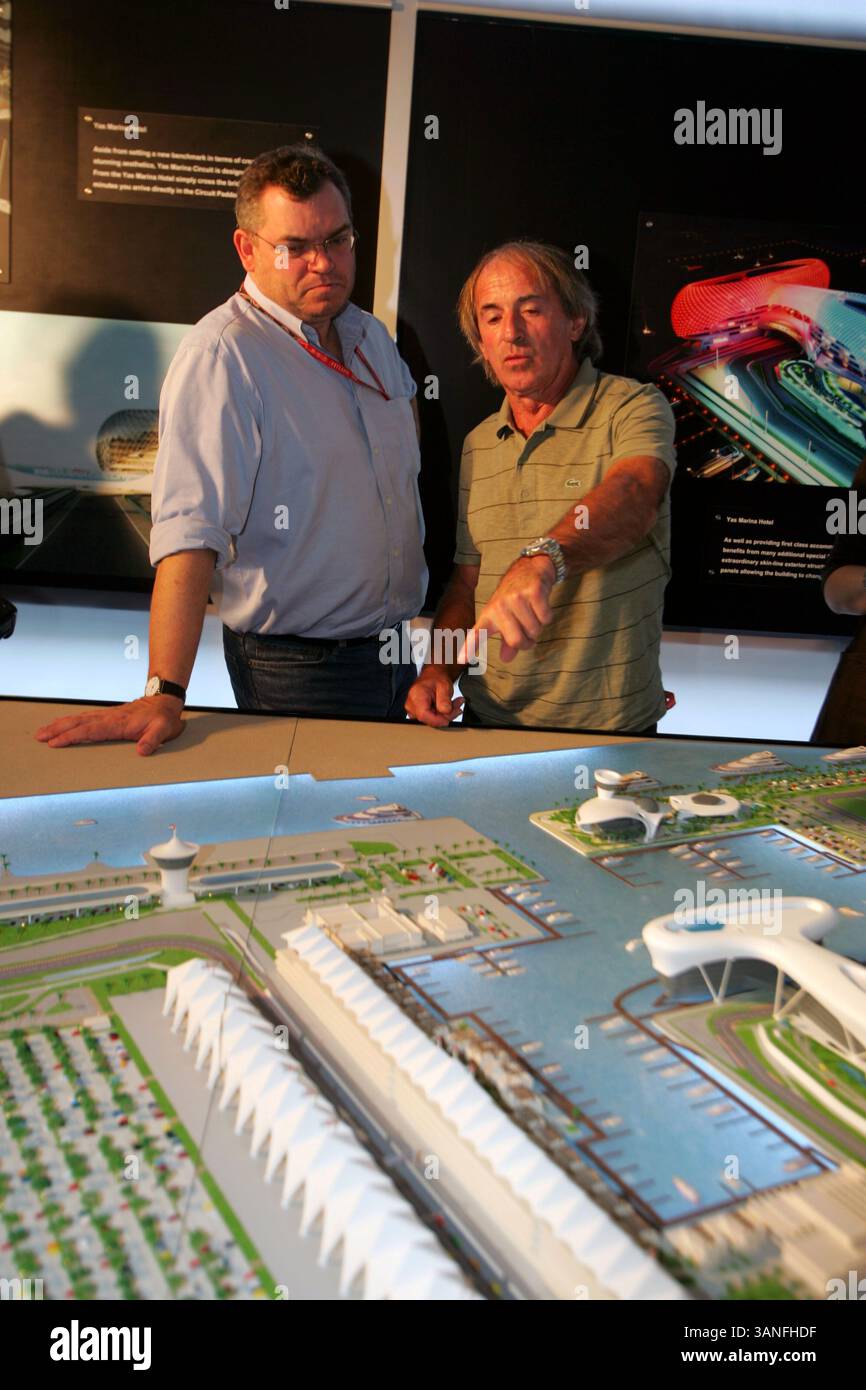 Joe Saward e Jacques Laffitte (fra) guardano un modello del circuito Yas Marina di Abu Dhabi in mostra al Gran Premio di Cina...Campionato del mondo di Formula 1, Rd17, Gran Premio di Cina, giornata di prove, circuito internazionale di Shanghai, Shanghai, Cina, venerdì 17 ottobre 2008. Foto Stock