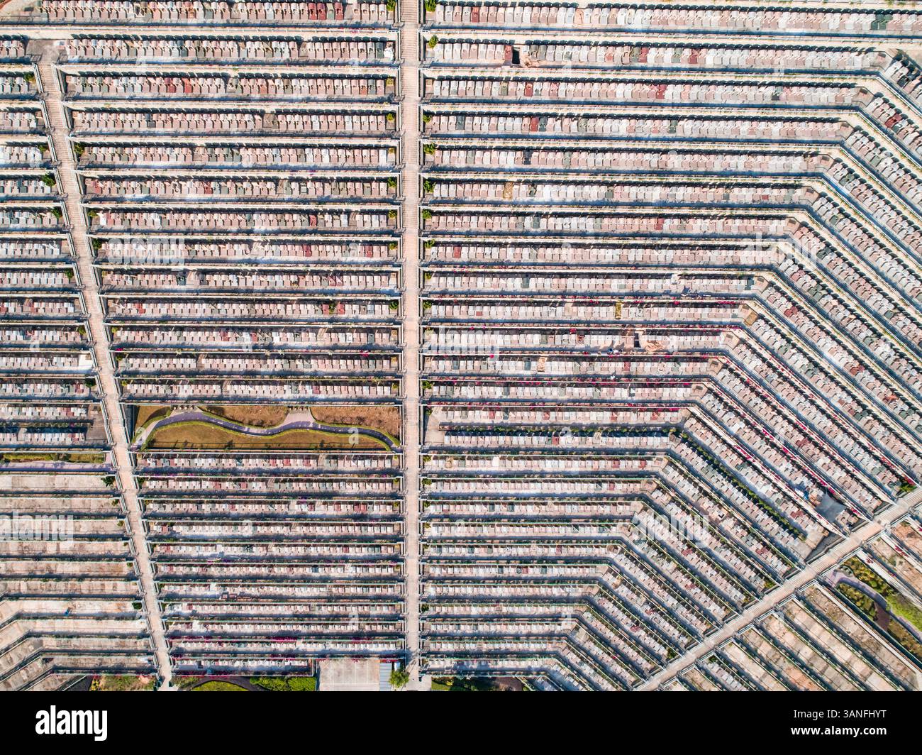 Vista aerea sopra un cimitero nella città di Tseung Kwan o, Hong Kong Foto Stock