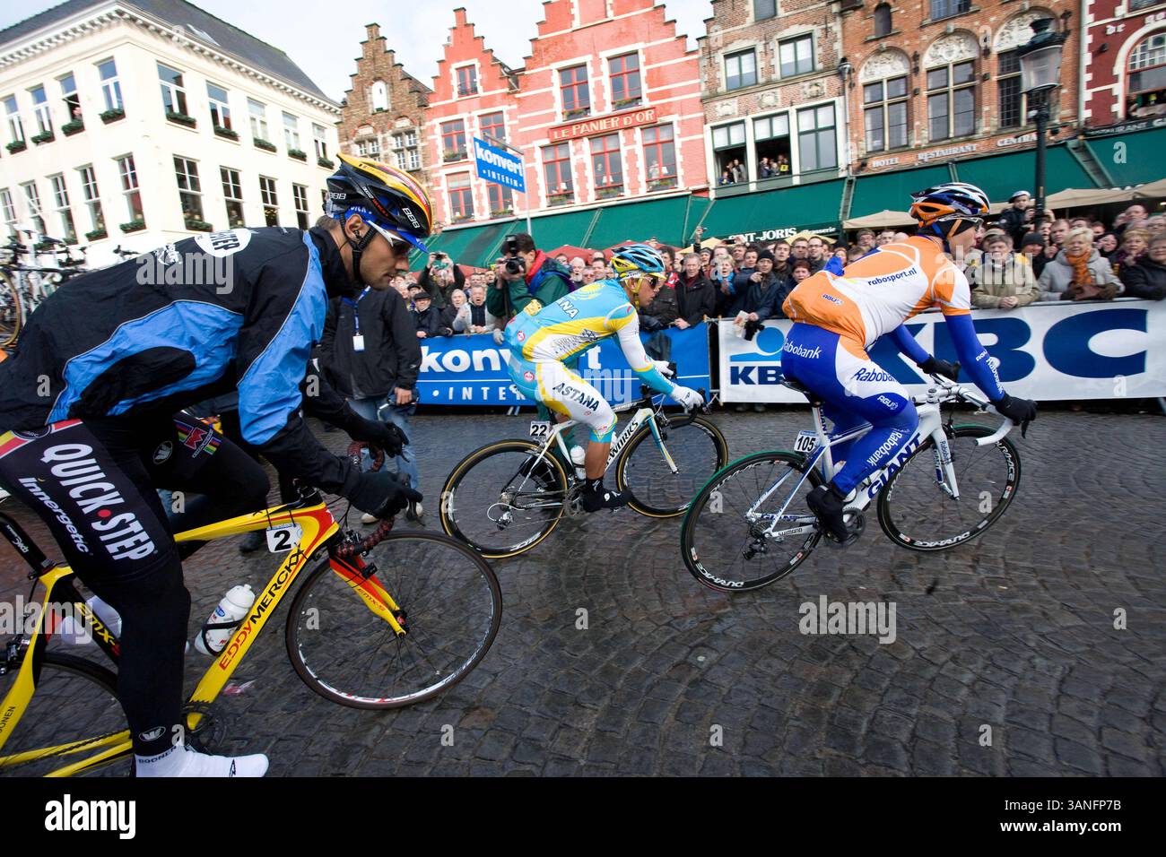 4 aprile 2010 - Brugges, Fiandre occidentali, Belgio - (L-R) ciclista belga numero 2, TOM BOONEN di Quick Step, Team Astana numero 22 ALLAN DAVIS e numero 105 NICK NUYENS di Rabbobank al Tour of Flanders iniziano a Brugges, Belgio, il 4 aprile 2010. Il ciclista belga Tom Boonen si è classificato secondo nel Tour delle Fiandre. (Immagine di credito: © Ana Elisa Fuentes/ZUMA Press) Foto Stock