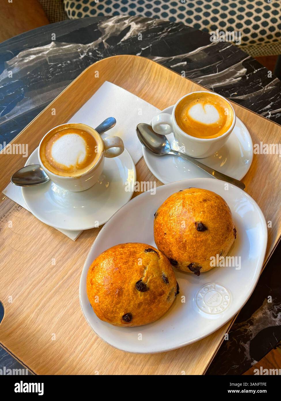 Due brioche e due tazze di caffè. Foto Stock