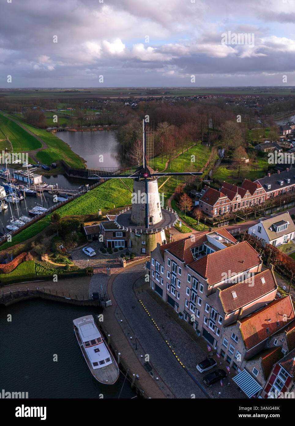 Vista aerea di un pittoresco villaggio con una fortezza storica e un mulino a vento vicino all'acqua, Willemstad, Paesi Bassi. Foto Stock
