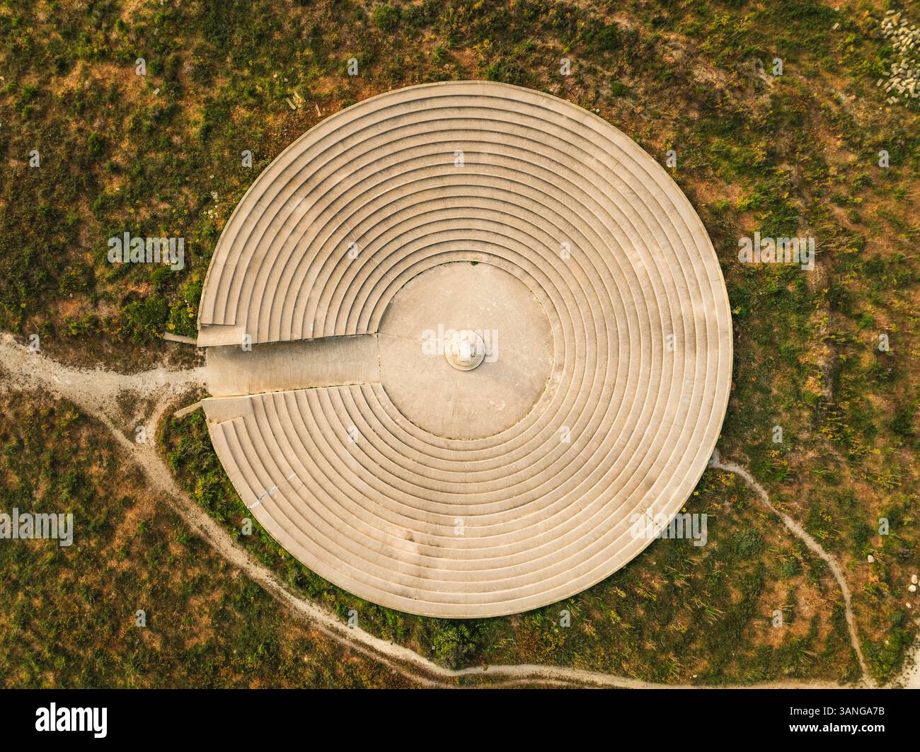 Vista aerea del monumento circolare e del memoriale con gradini di cemento e vegetazione, Ghasri, Malta. Foto Stock